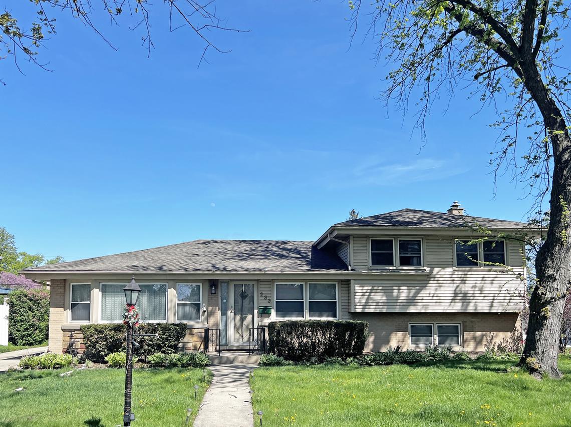 233 Crescent Dr., Glenview, IL 60025