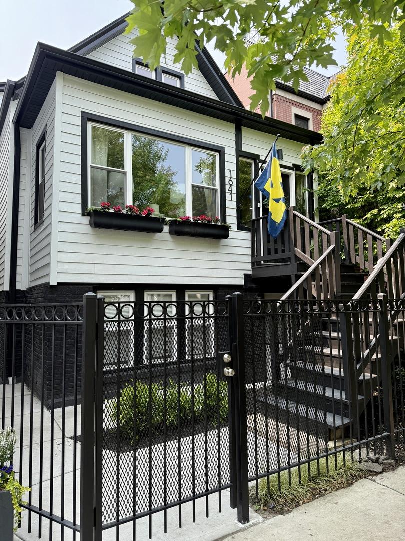 1641 W Barry Ave., Chicago, IL 60657