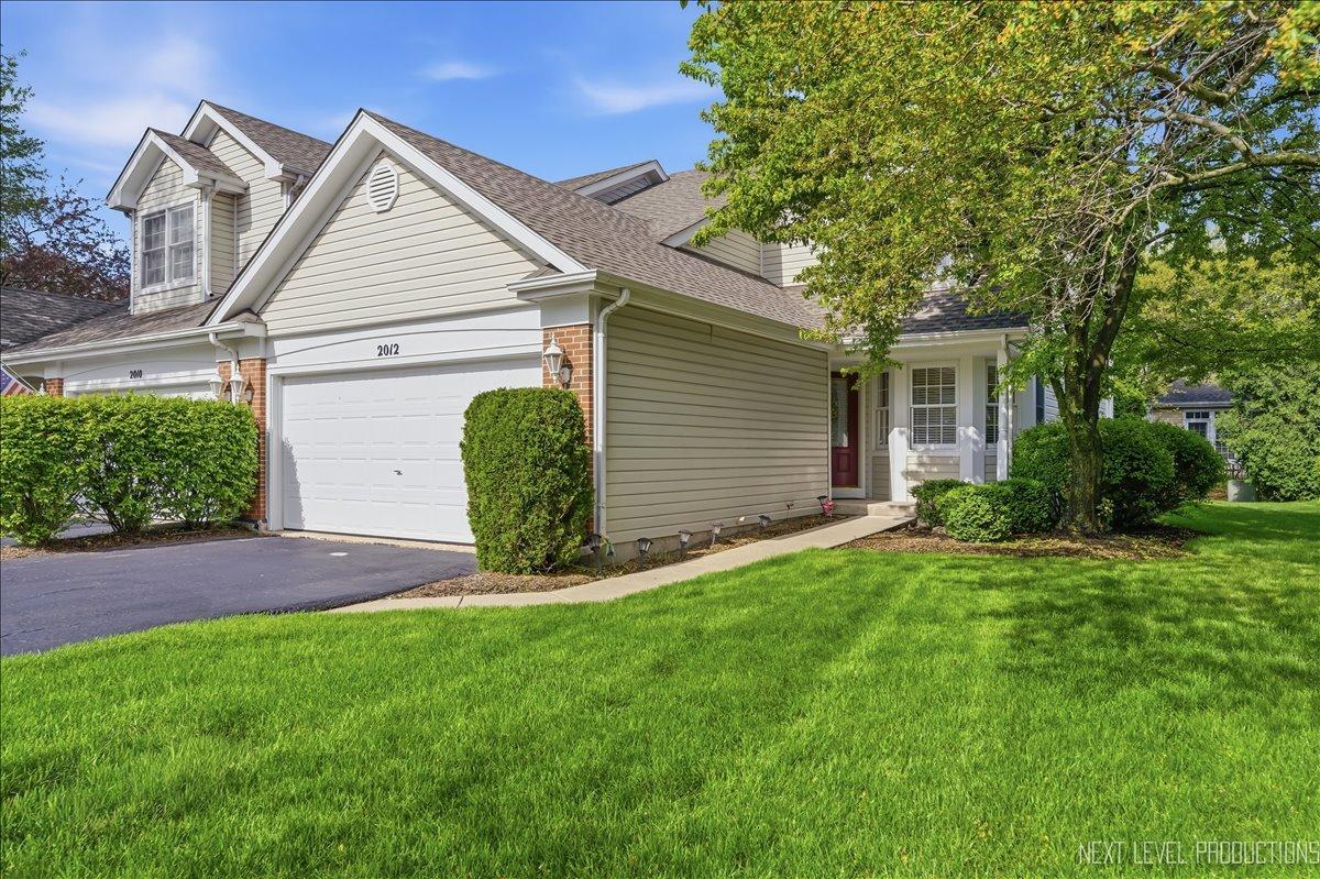 2012 Waverly Cir., St. Charles, IL 60174