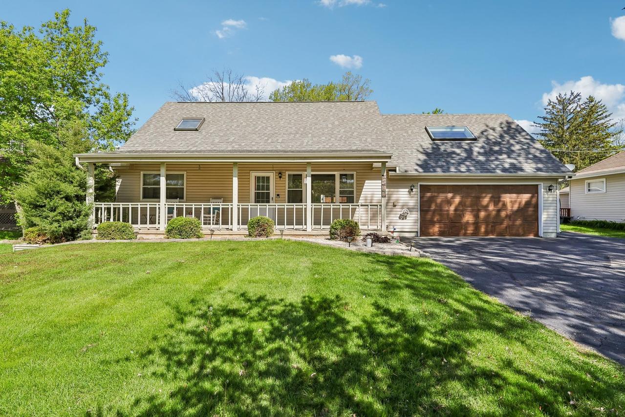 1320 N Harrison St., Algonquin, IL 60102