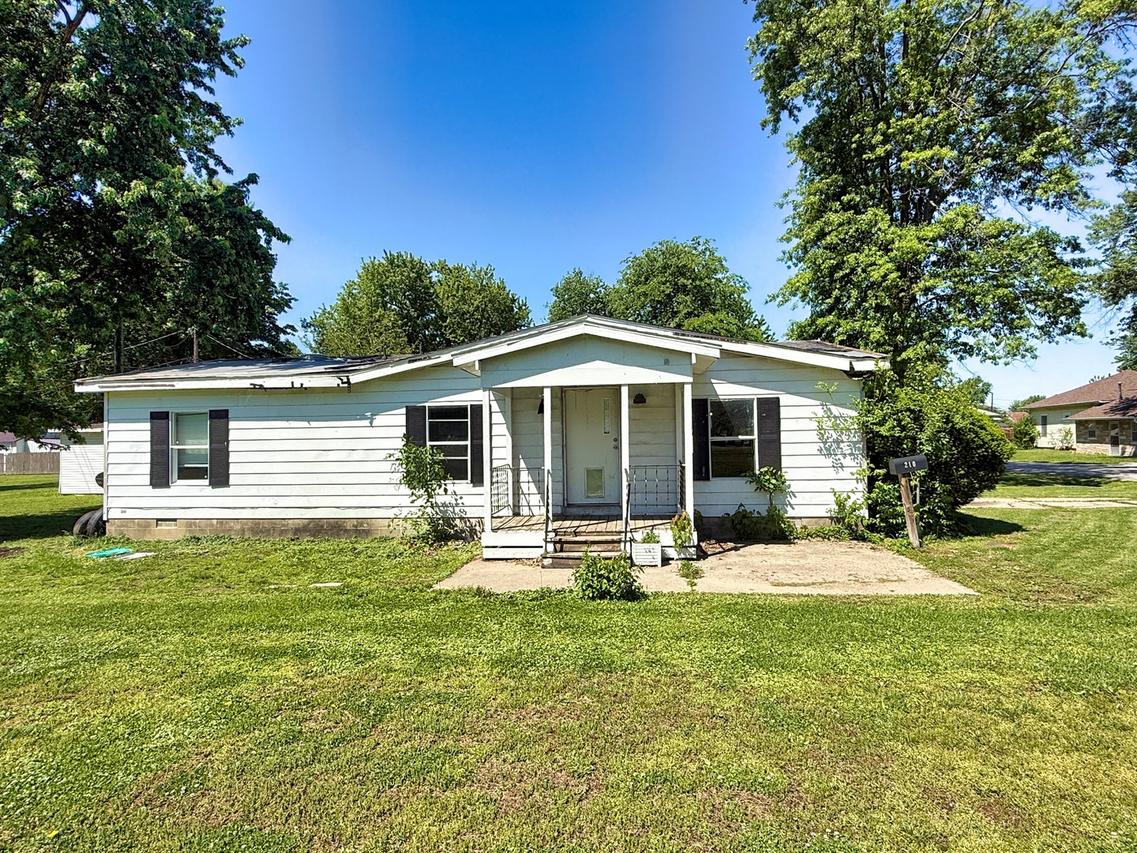 210 Park Ave., Flora, IL 62839