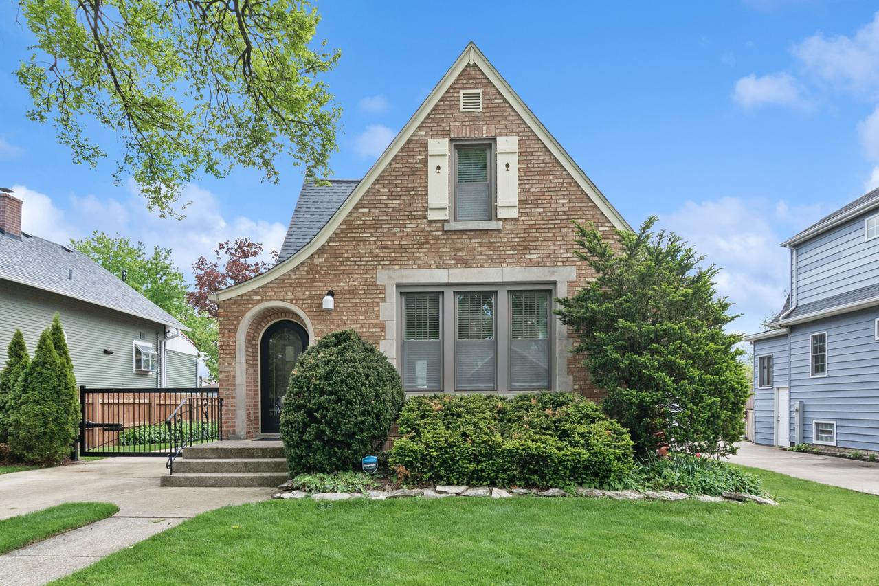 303 N Willow Rd., Elmhurst, IL 60126