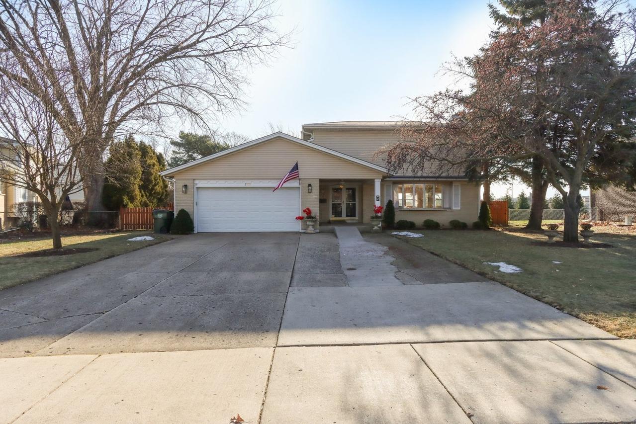 2019 E Avon Ln., Arlington Heights, IL 60004