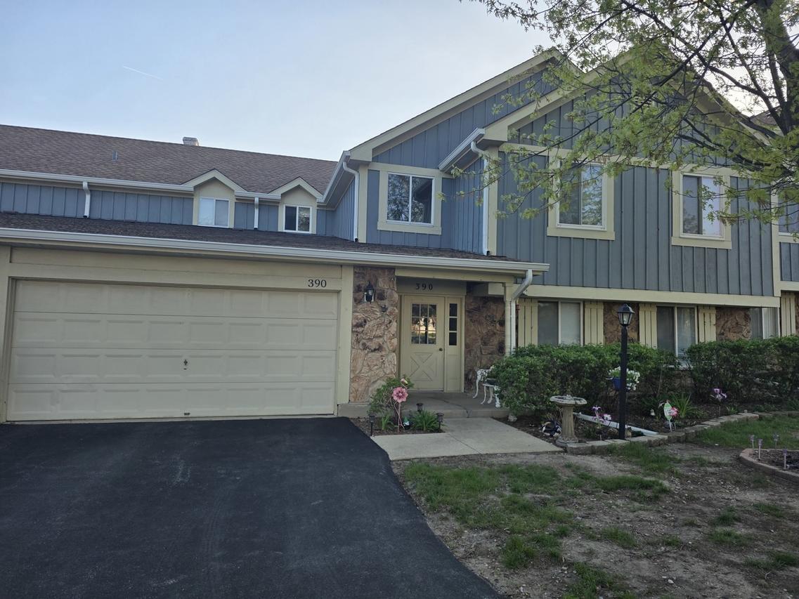 390 Springlake Ln. #B, Aurora, IL 60504