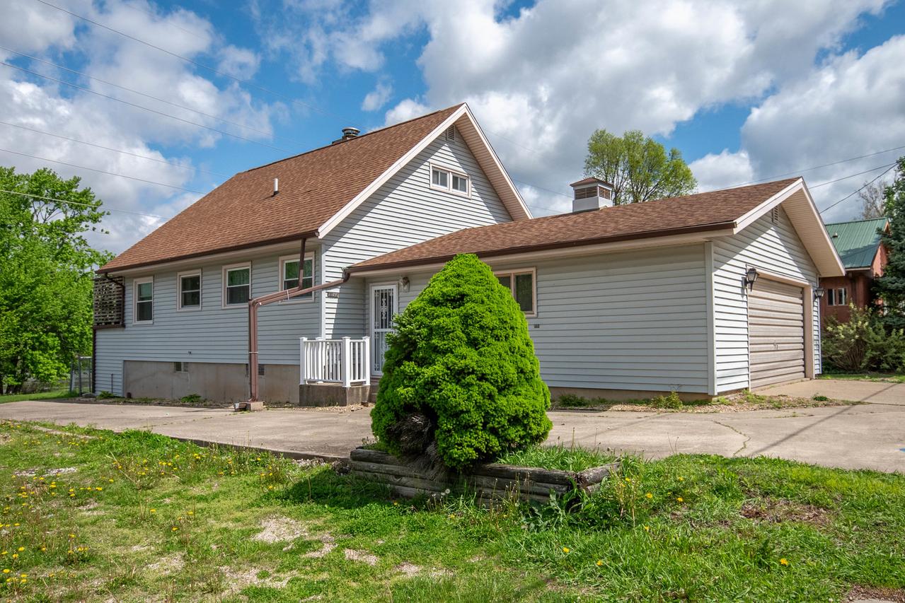 1839 W 1st St., Dixon, IL 61021