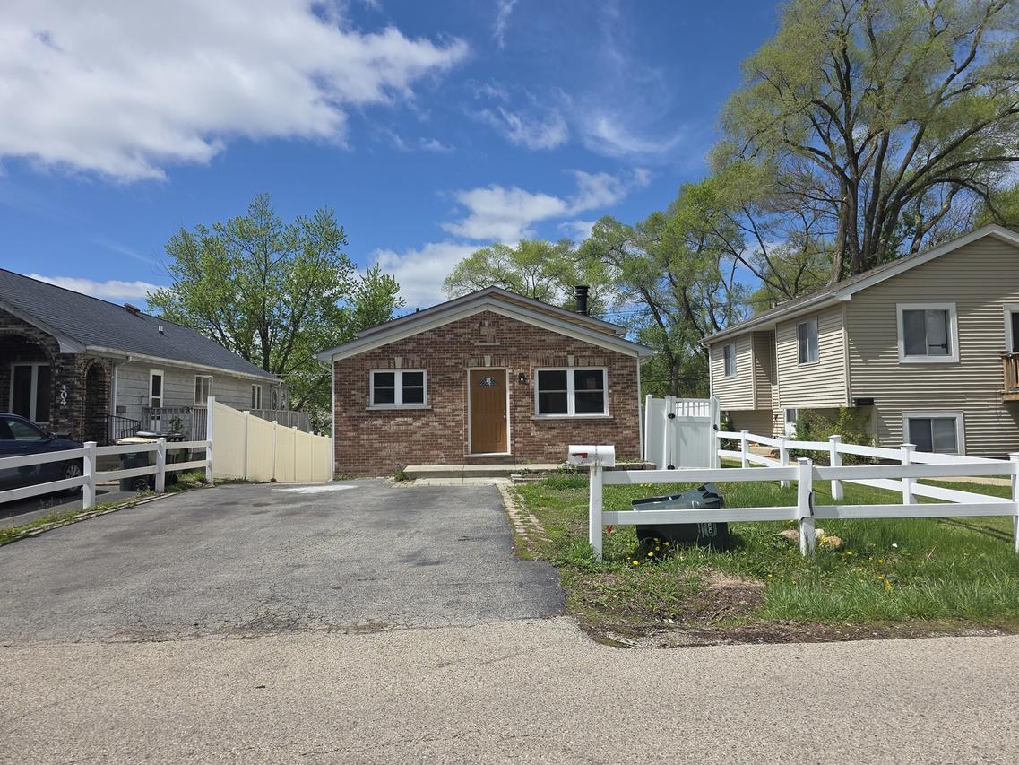 306 Brierhill Dr., Round Lake Park, IL 60073