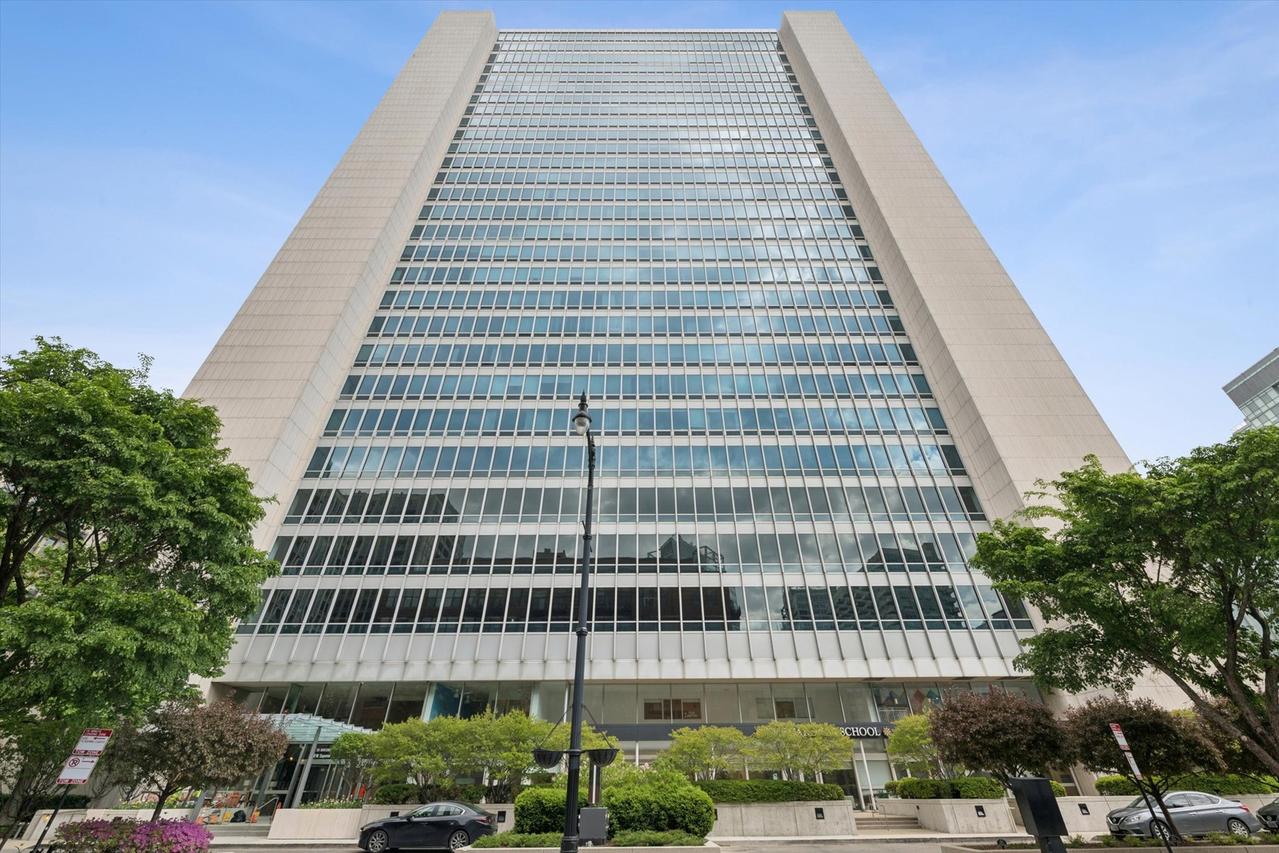 500 W Superior St. #1602, Chicago, IL 60654