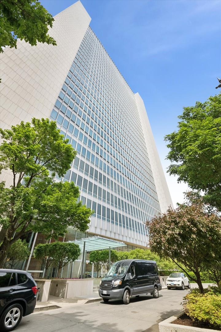 500 W Superior St. #1602, Chicago, IL 60654