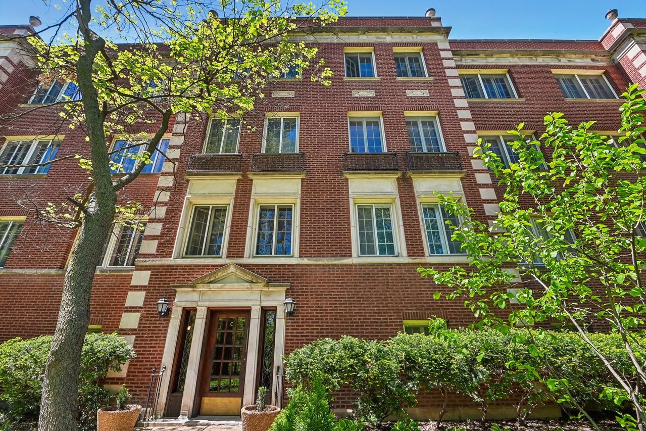 1033 Ontario St. #2CN, Oak Park, IL 60302