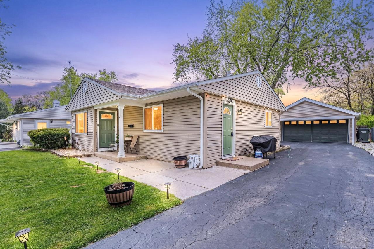 52 Sparrow Rd., Carpentersville, IL 60110