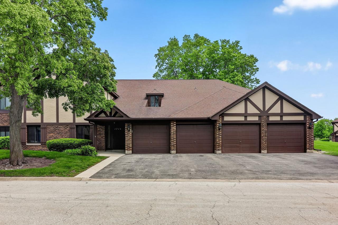 1715 Lakecliffe Dr. #B, Wheaton, IL 60189