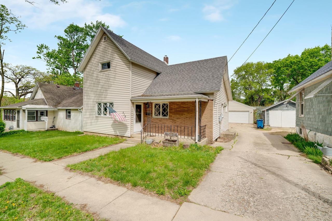 519 W 8th St., Dixon, IL 61021