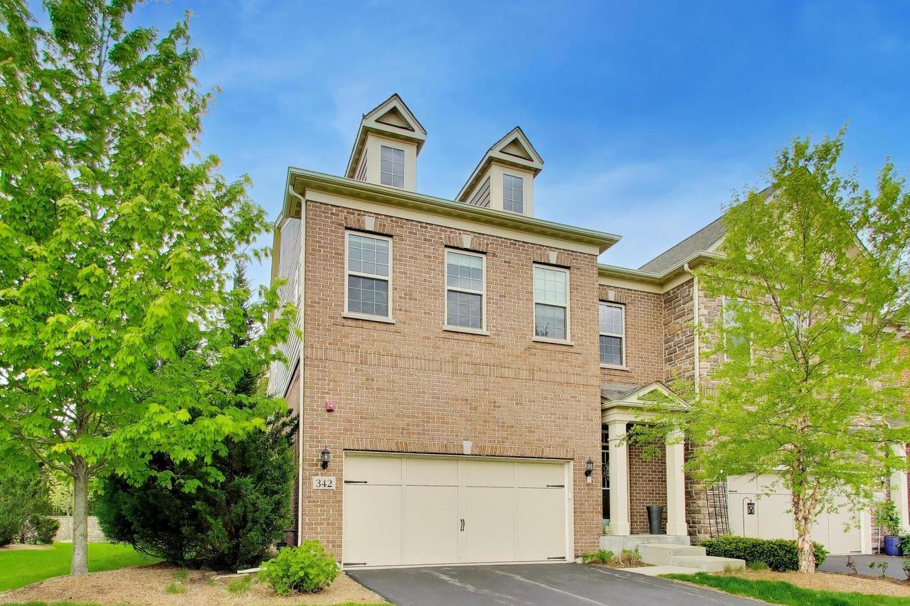 342 Camberley Ln., Lincolnshire, IL 60069