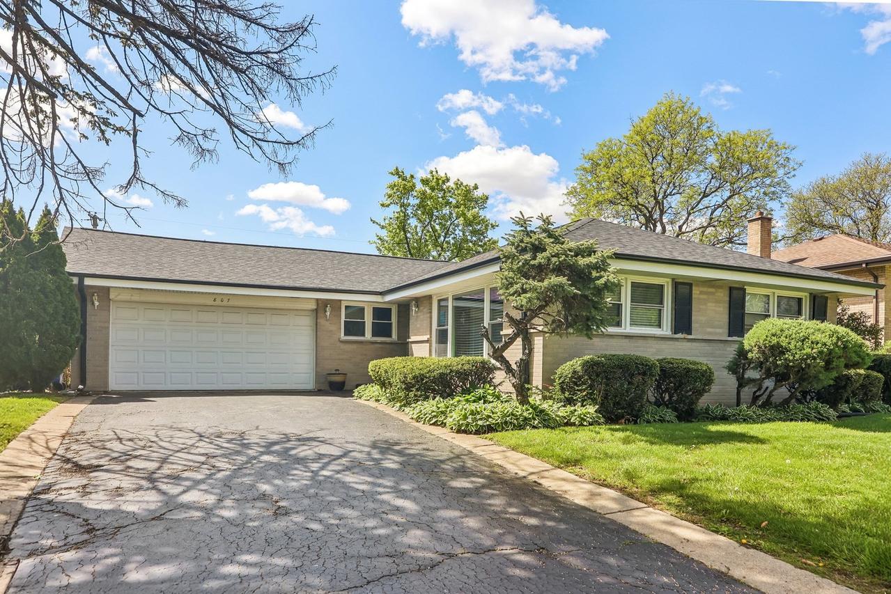 807 E Golfview Dr., Mount Prospect, IL 60056