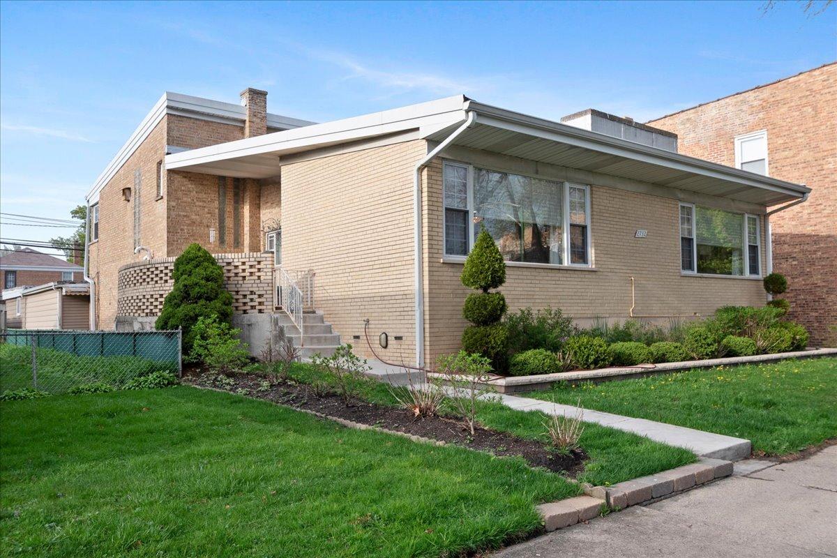 2732 W Estes Ave., Chicago, IL 60645