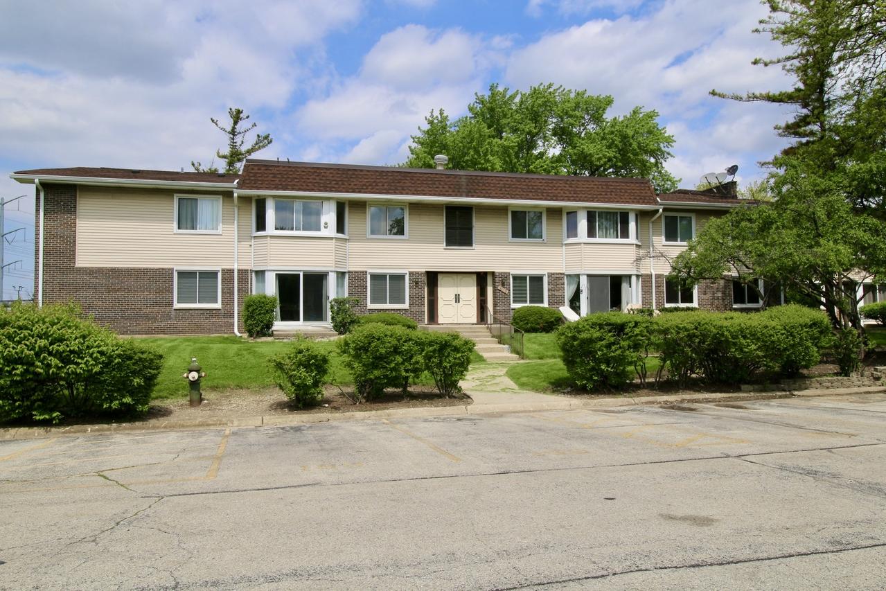 3012 Roberts Dr. #5, Woodridge, IL 60517