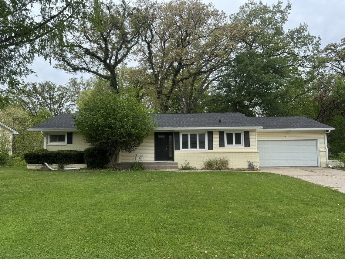 571 26th Avenue Ct., East Moline, IL 61244