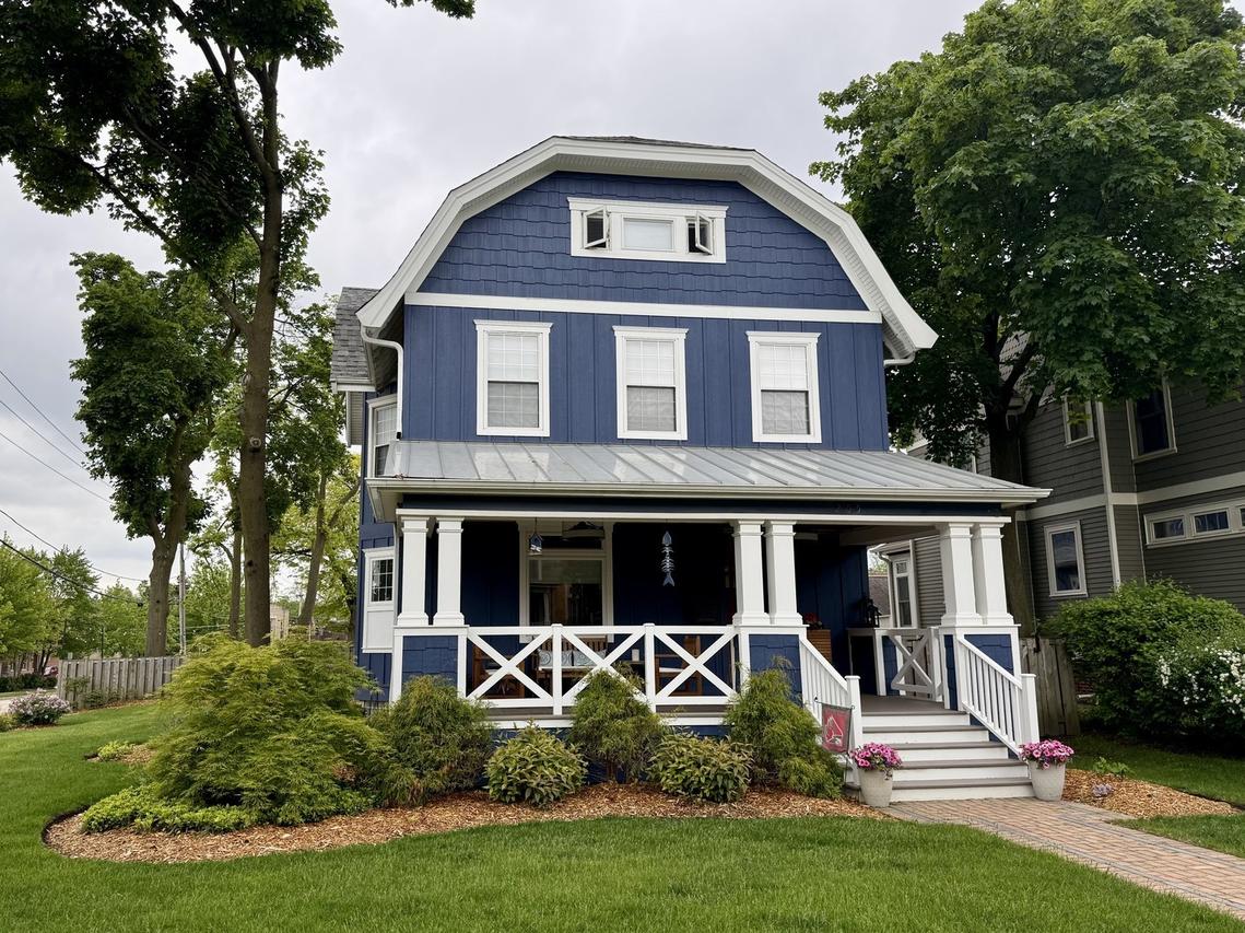 205 W Cook Ave., Libertyville, IL 60048