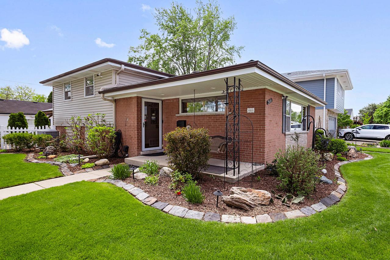 9101 27th St., Brookfield, IL 60513