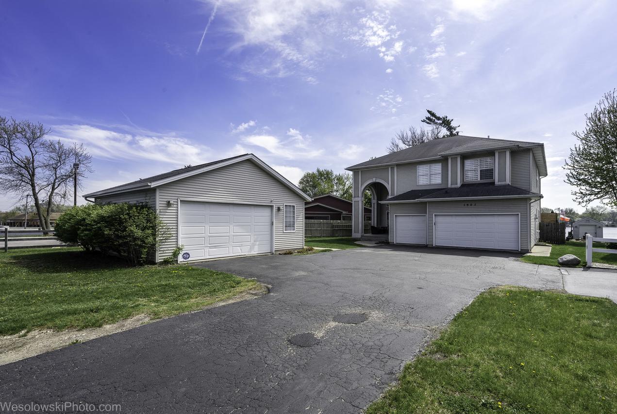 1907 E Grand Ave., Lindenhurst, IL 60046