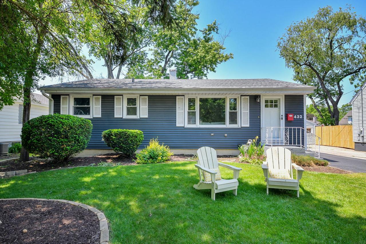 432 S Knollwood Dr., Wheaton, IL 60187
