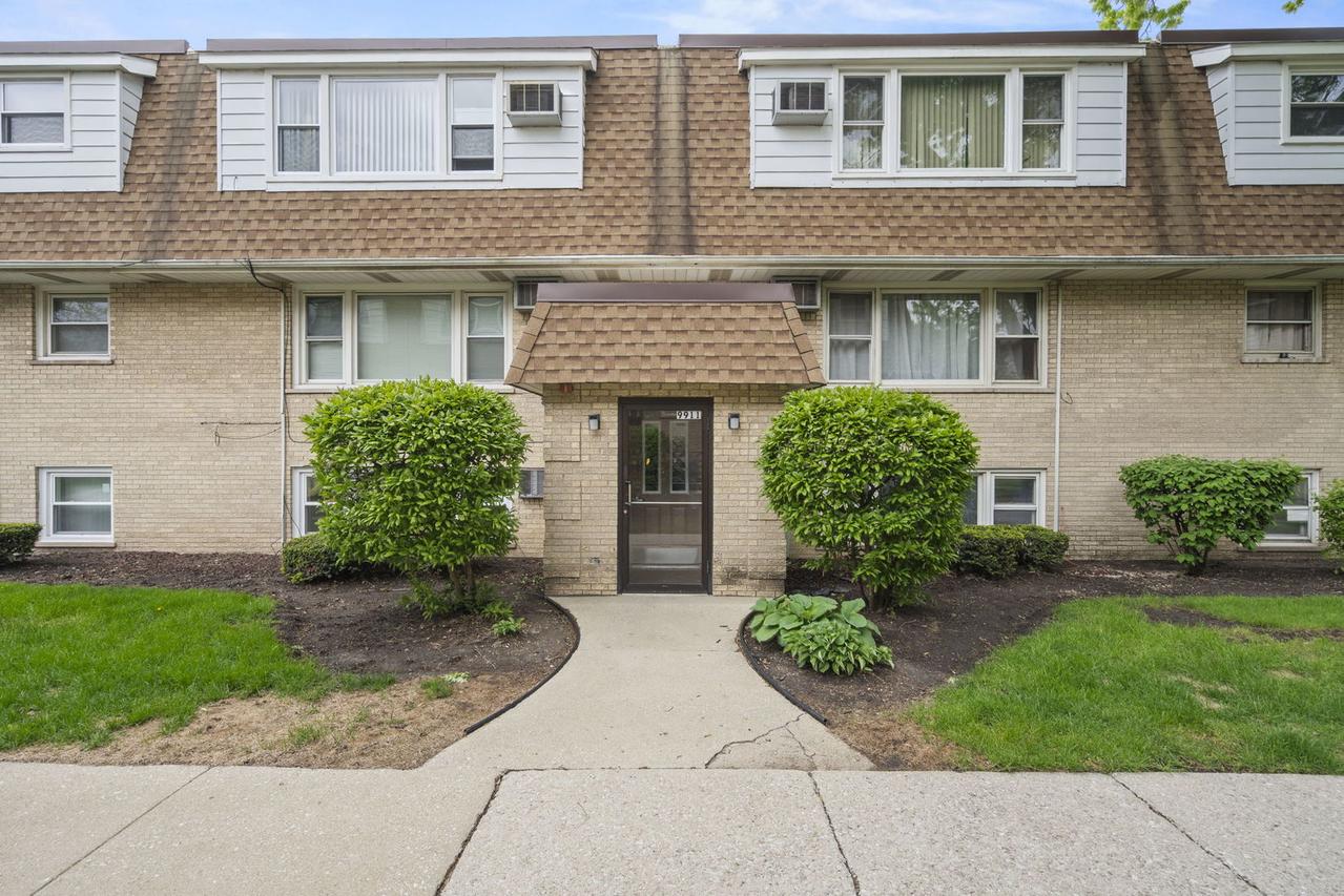 9911 W 58th St. #2, Countryside, IL 60525
