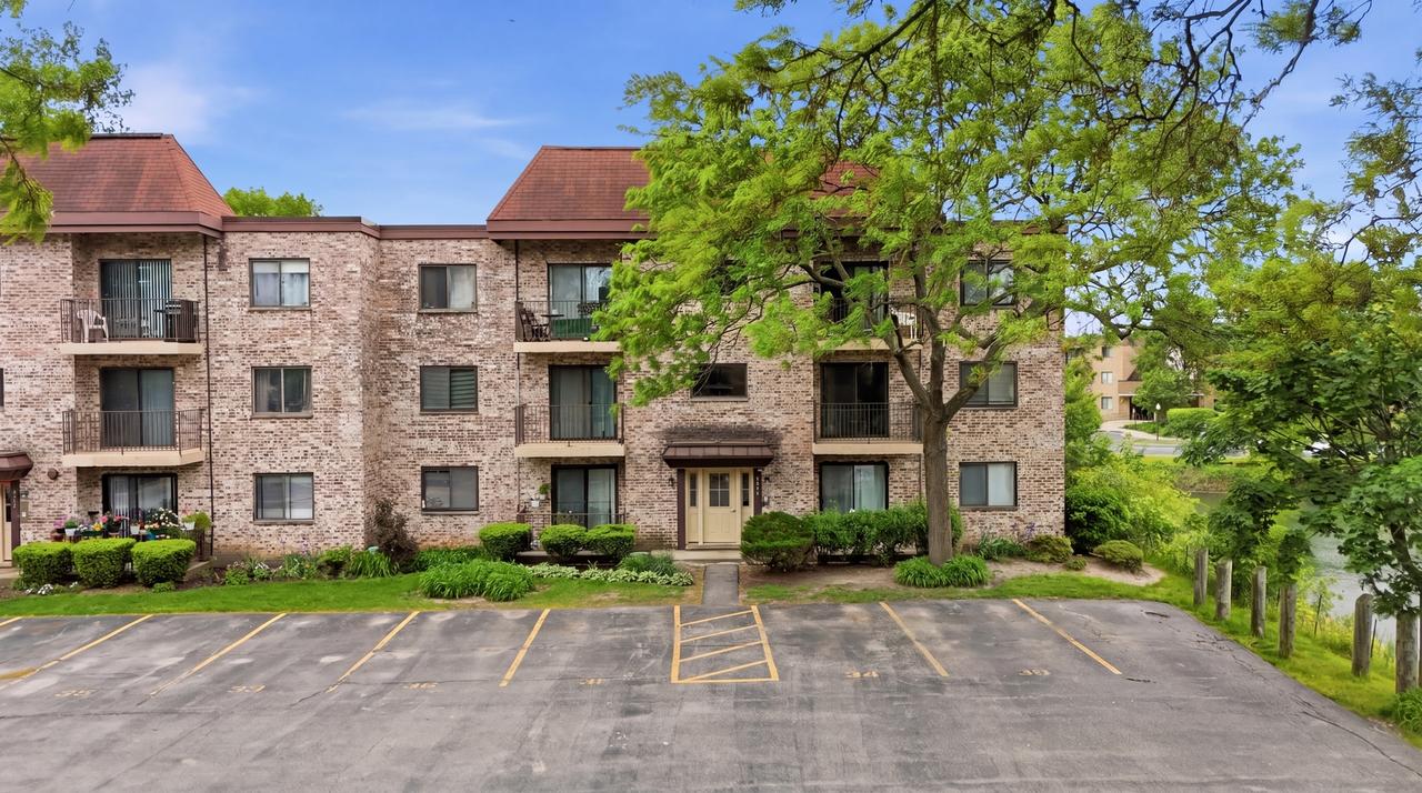 5513 Chateau Dr. #4, Rolling Meadows, IL 60008