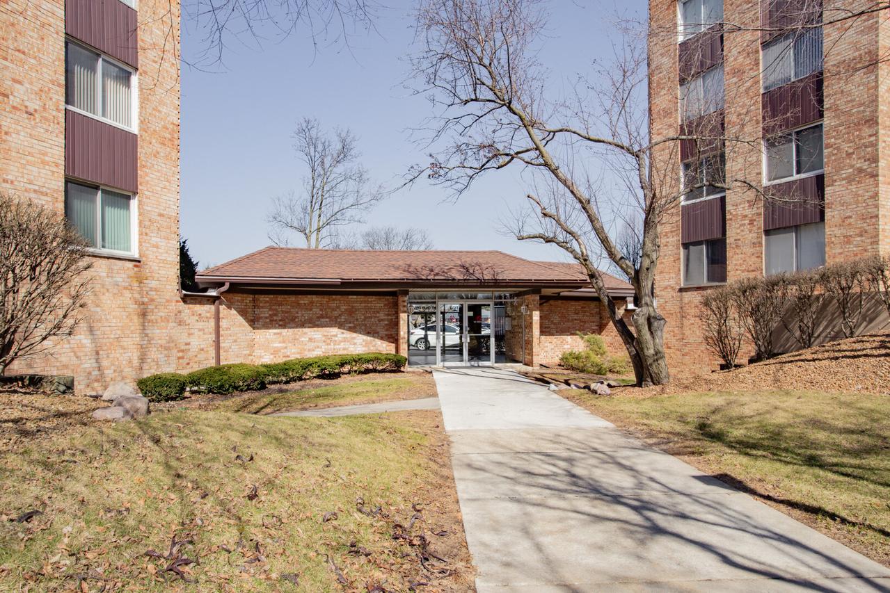 1101 S Hunt Club Dr. #403, Mount Prospect, IL 60056
