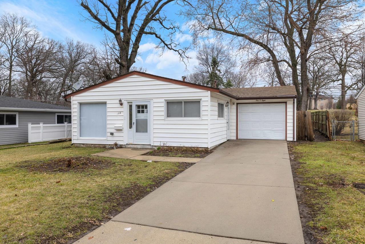 108 Walnut Dr., Streamwood, IL 60107