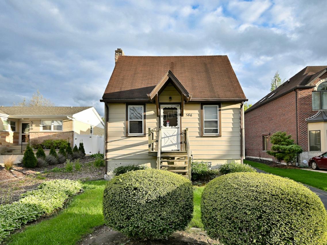 586 W Armitage Ave., Elmhurst, IL 60126