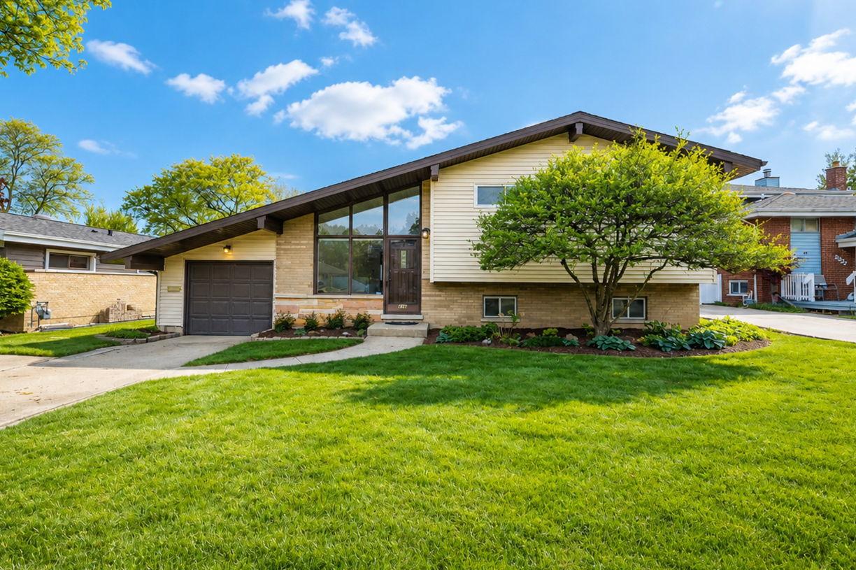 826 S Villa Ave., Villa Park, IL 60181