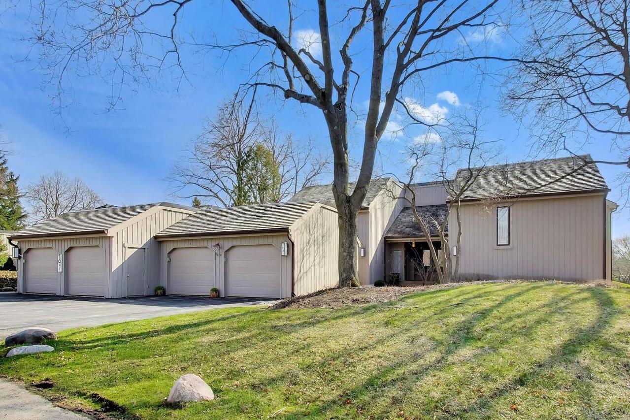 83 Thornhill Ln. #c, Lake Barrington, IL 60010