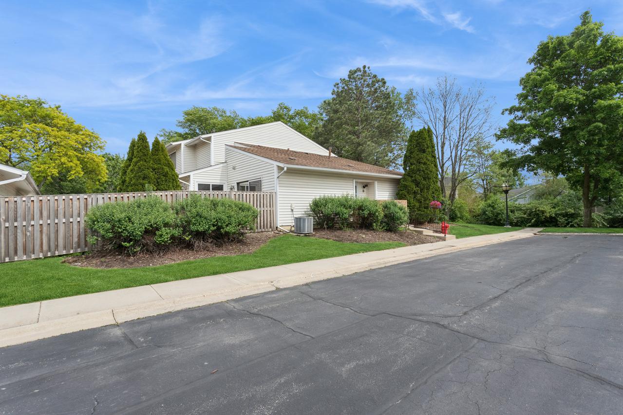 19 Wintergreen Ct., Woodridge, IL 60517