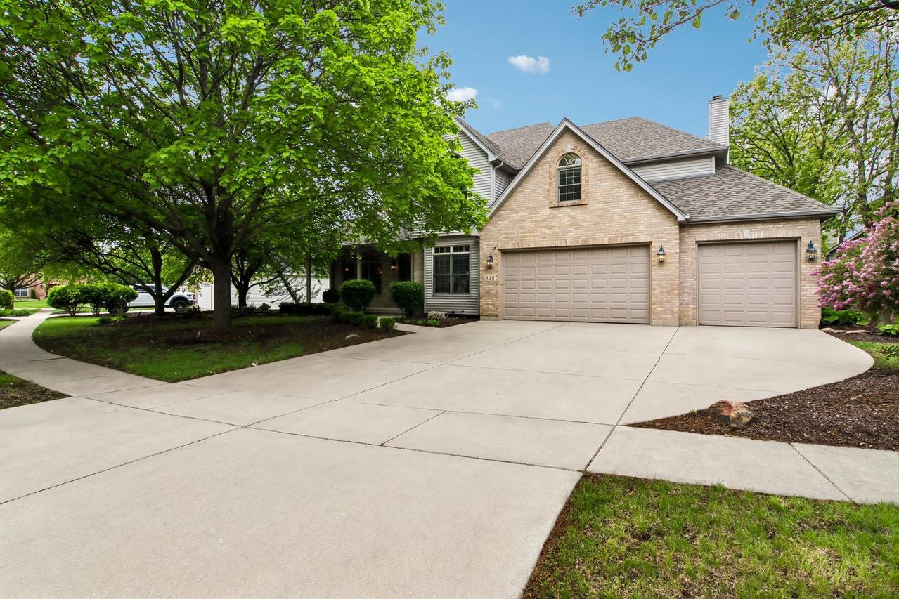 328 Ash Grove Ln., Oswego, IL 60543