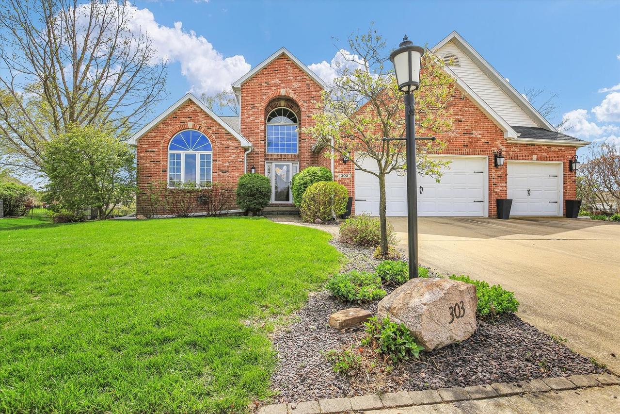 303 Orchard Dr., Mahomet, IL 61853