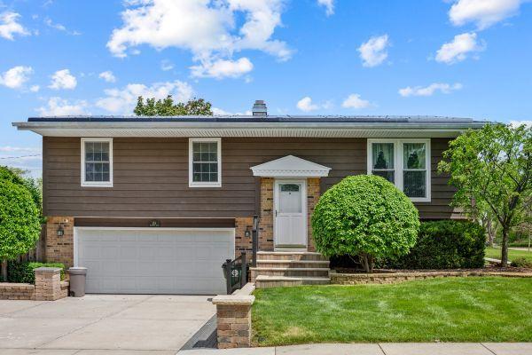 318 Hillcrest Dr., Algonquin, IL 60102