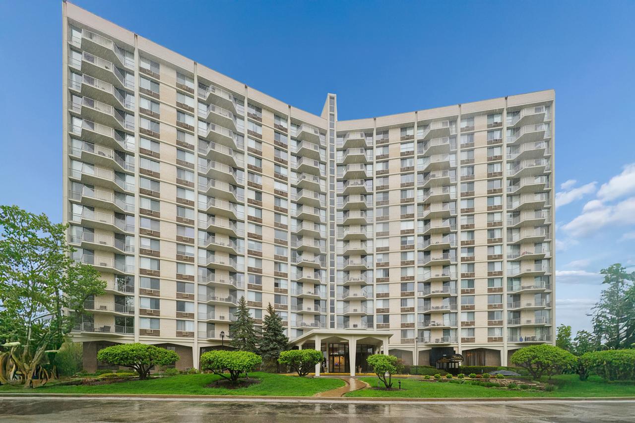 40 N Tower Rd. #11H, Oak Brook, IL 60523