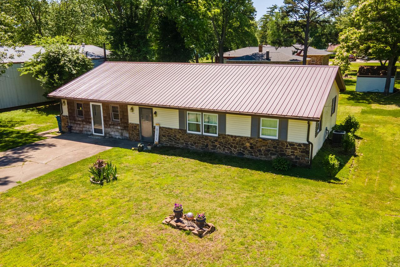 209 N West St., Elkville, IL 62932