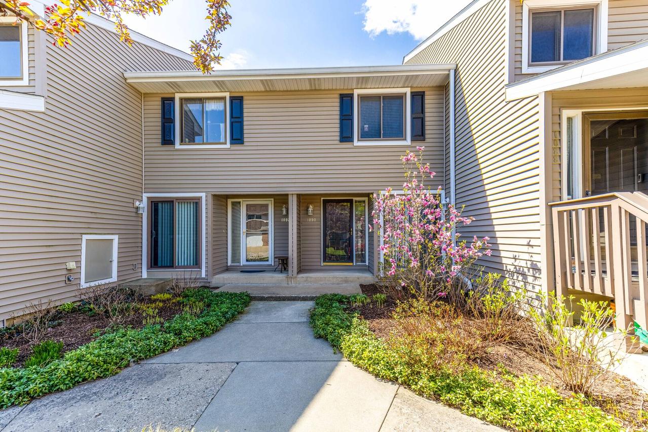 1090 Pine Tree Cir., Buffalo Grove, IL 60089