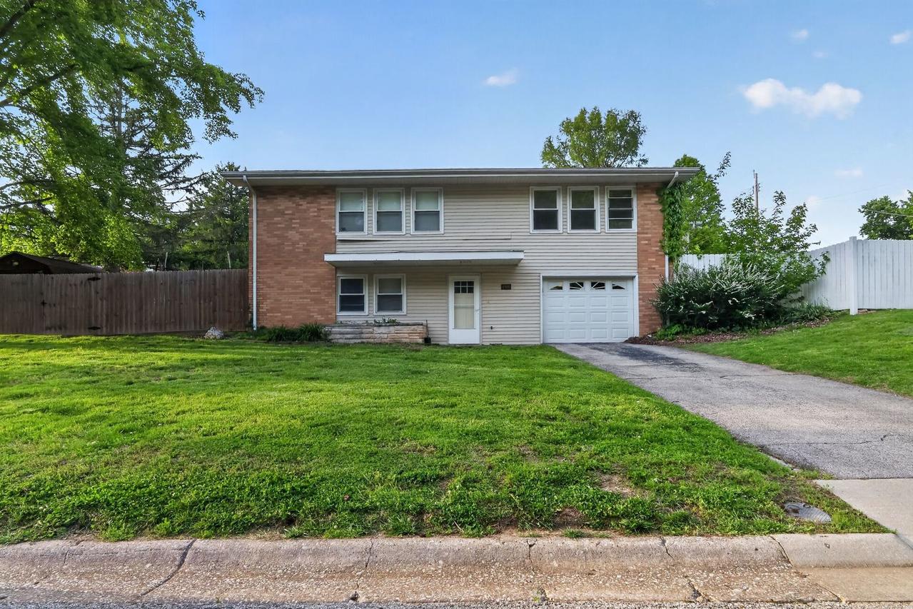 4900 Hill Dr., Godfrey, IL 62035