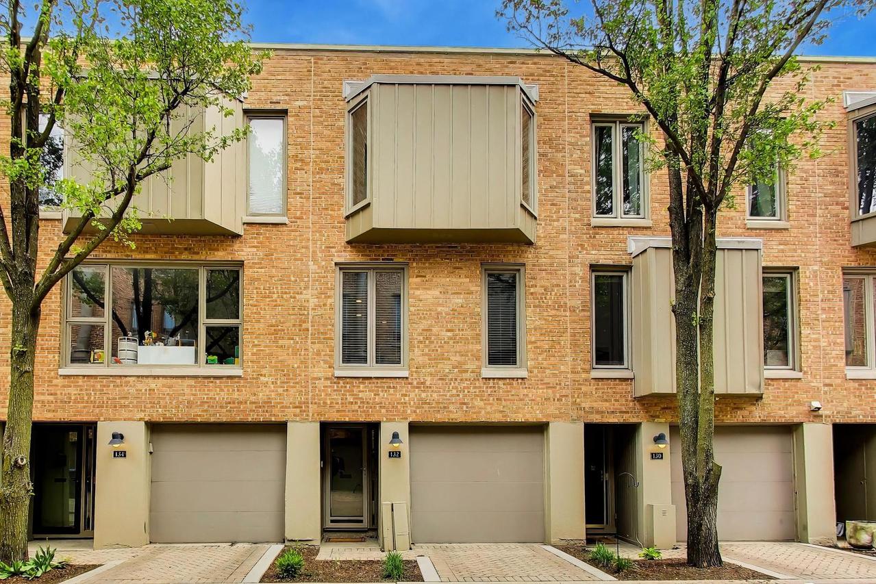 132 Frank Lloyd Wright Ln., Oak Park, IL 60302