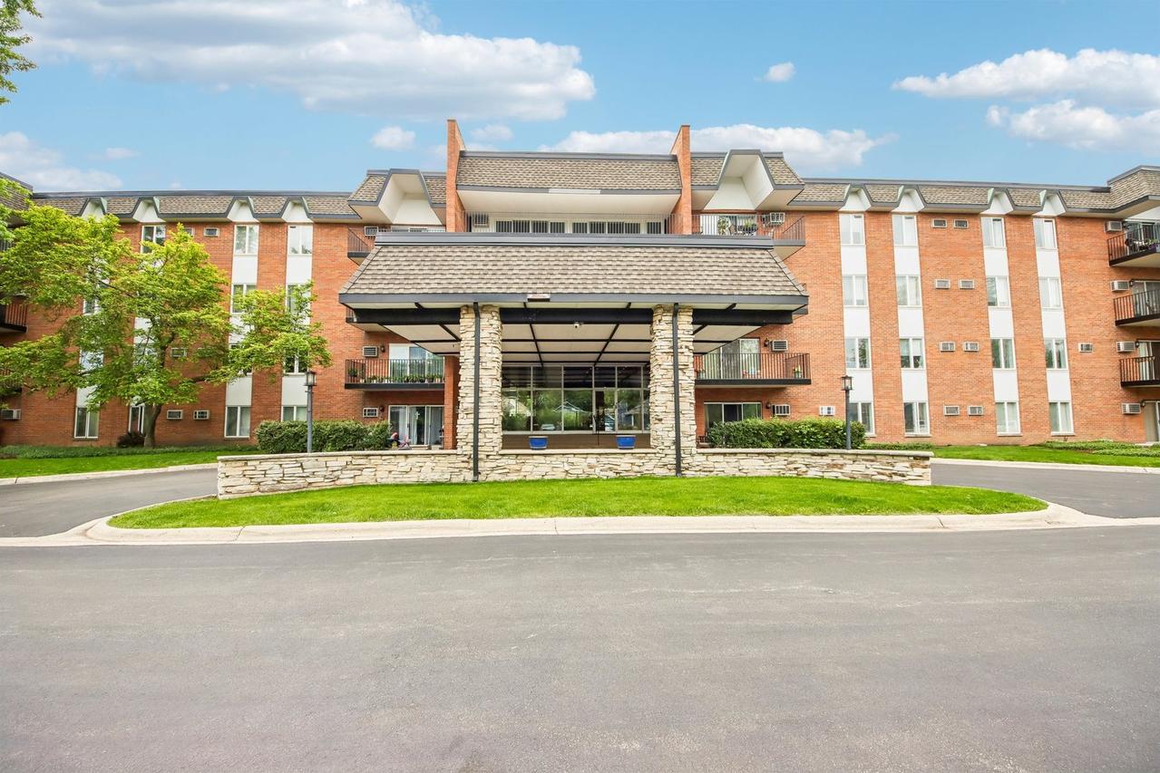 4225 Saratoga Ave. #415B, Downers Grove, IL 60515