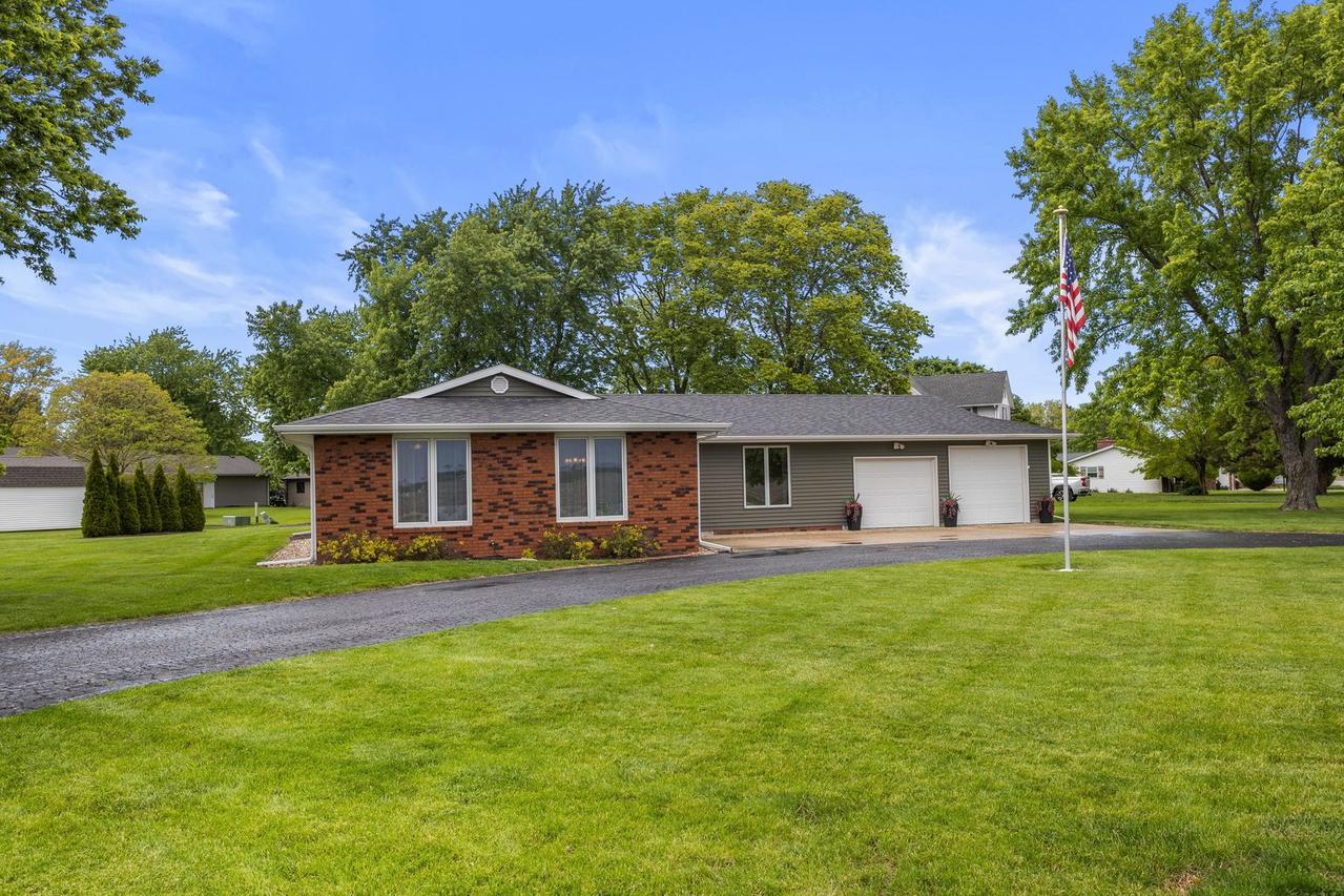 405 N First St., Fisher, IL 61843