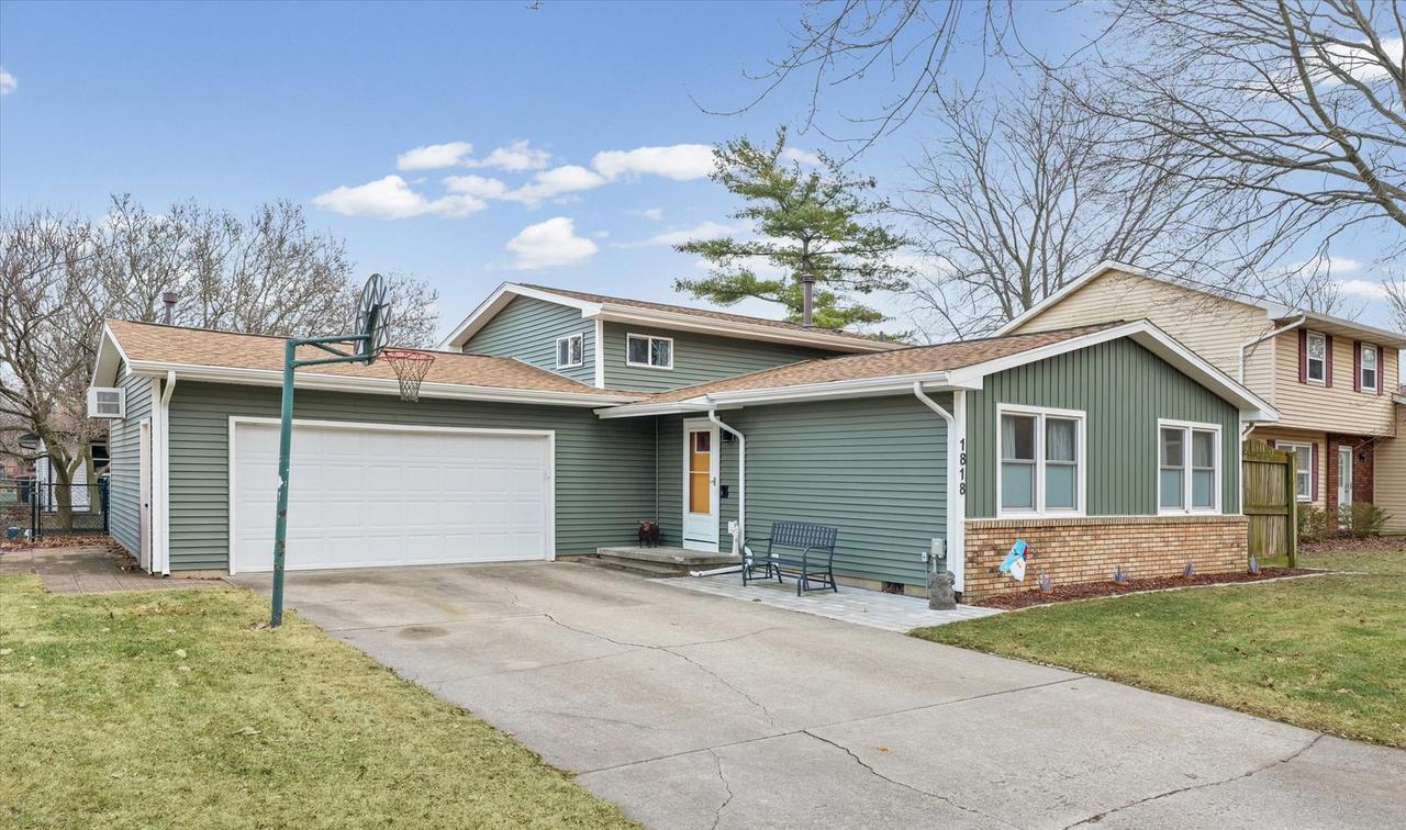 1818 Stratford Dr., Champaign, IL 61821