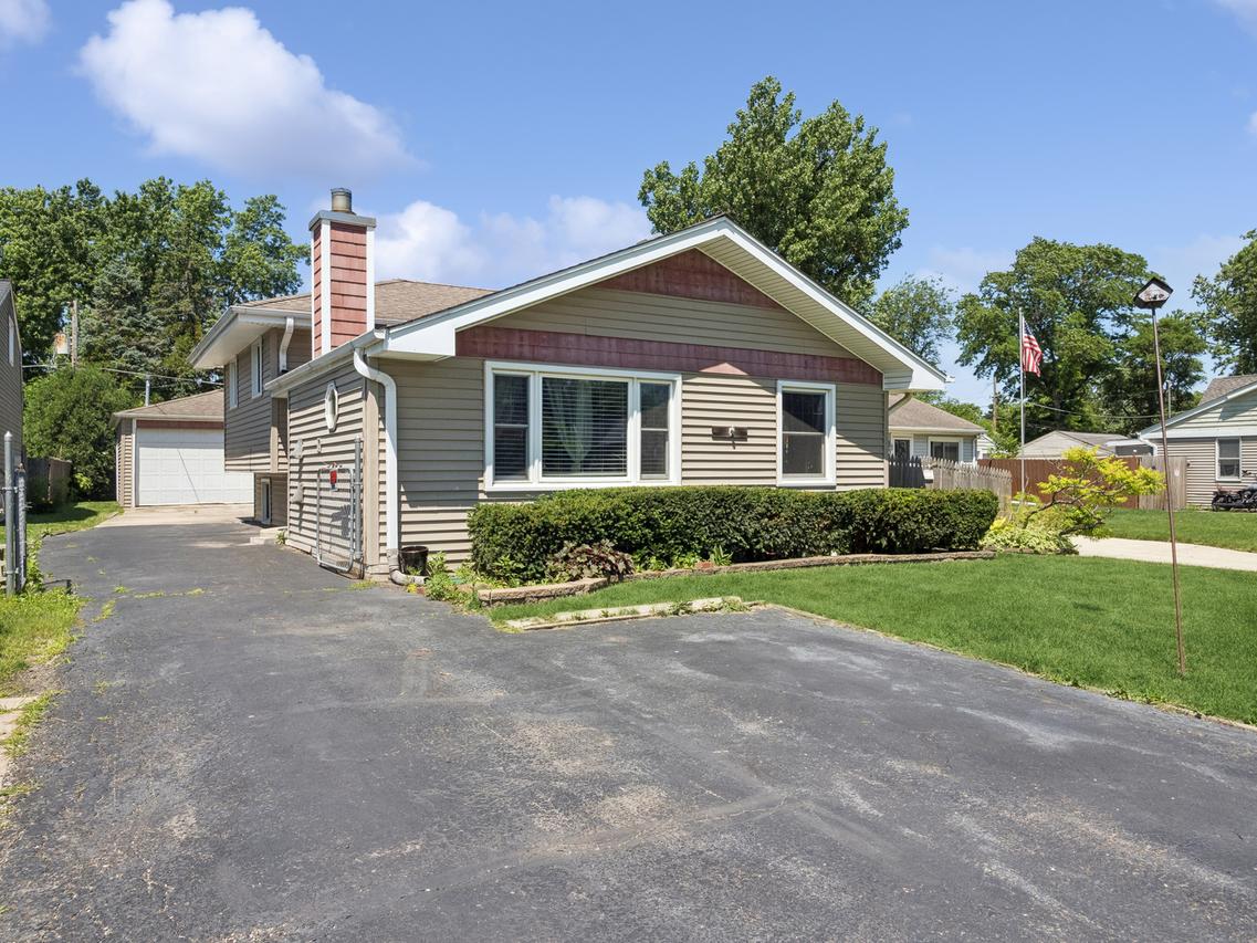 4006 Liberty Blvd., Westmont, IL 60559