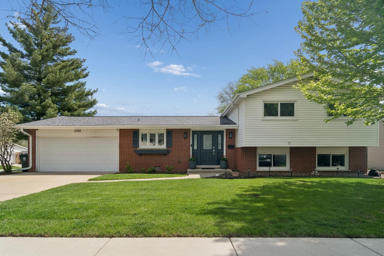 2305 N Williamsburg St., Arlington Heights, IL 60004