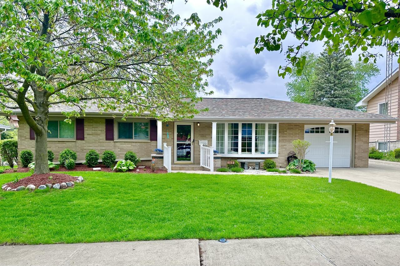 1323 Park Dr., Montgomery, IL 60538