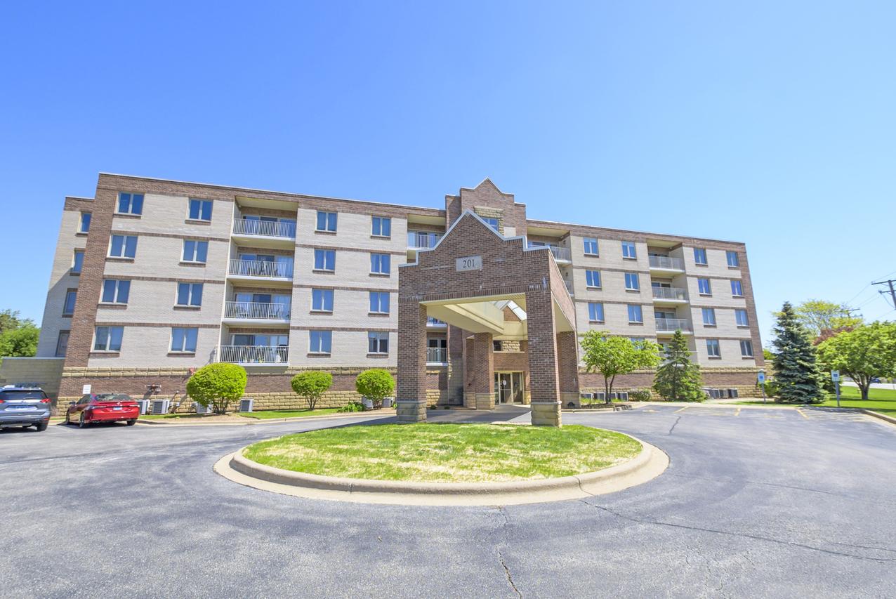 201 W Brush Hill Rd. #305, Elmhurst, IL 60126