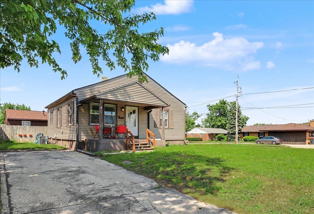 1521 Fisher St., Pekin, IL 61554