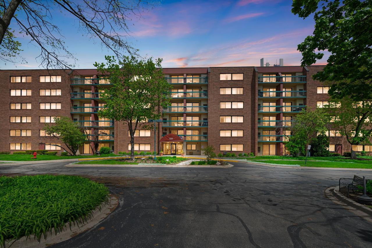 1840 Huntington Blvd. #203, Hoffman Estates, IL 60169